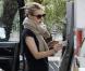 La ravissante Emma Roberts à la pompe, à West Hollywood, Los Angeles, le 26 février 2011.