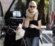 La ravissante Emma Roberts à la pompe, à West Hollywood, Los Angeles, le 26 février 2011.