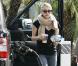 La ravissante Emma Roberts à la pompe, à West Hollywood, Los Angeles, le 26 février 2011.