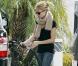 La ravissante Emma Roberts à la pompe, à West Hollywood, Los Angeles, le 26 février 2011.