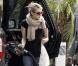 La ravissante Emma Roberts à la pompe, à West Hollywood, Los Angeles, le 26 février 2011.