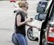 La ravissante Emma Roberts à la pompe, à West Hollywood, Los Angeles, le 26 février 2011.