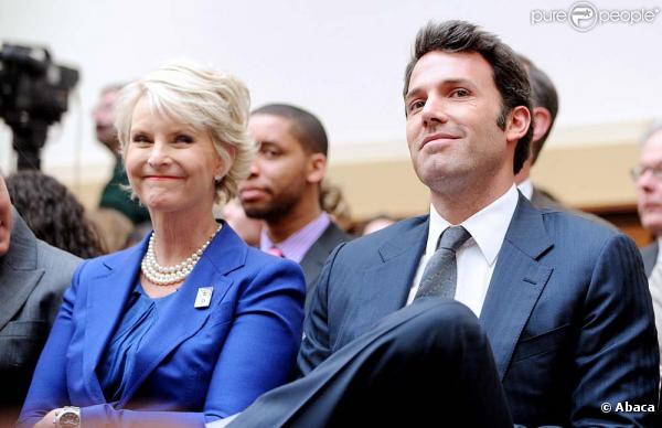 Ben Affleck, ici avec Cindy McCain, évoque la situation de la République démocratique du Congo devant la commission des Affaires étrangères de la Chambre des représentants, à Washington, le 8 mars 2011.