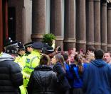 Une émeute et des malaises ont été provoqués devant l'hôtel où résidait Justin Bieber à Liverpool, jeudi 10 mars.