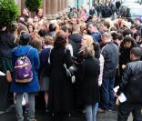 Une émeute et des malaises ont été provoqués devant l'hôtel où résidait Justin Bieber à Liverpool, jeudi 10 mars.