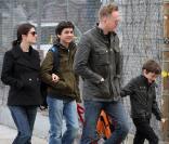 Jennifer Connelly et Paul Bettany emmènent leurs garçons Kai et Stellan à l\'école le 9 mars 2011