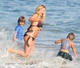 Natasha Henstridge en compagnie de ses deux enfants Tristan et Asher profitent de la plage de Malibu en août 2009 