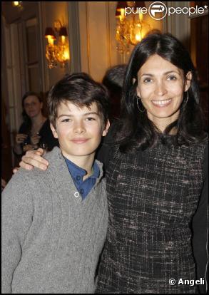 Adeline Blondieau et son fils Aïtor à la séance de dédicaces organisée pour la sortie du livre Tout Paris, de Bertrand de Saint-Vincent. 16/03/2011
