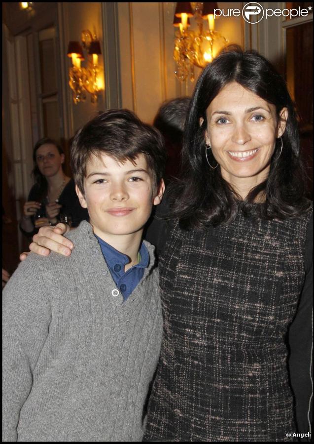 Adeline Blondieau et son fils Aïtor à la séance de dédicaces organisée pour la sortie du livre Tout Paris, de Bertrand de Saint-Vincent. 16/03/2011