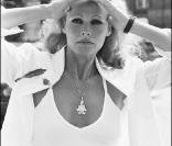 Ursula Andress lors d'un voyage à Paris en 1979 