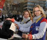 Natalia Dinge Sklenarikova et Marie-Hélène Ménager au coup d'envoi du Rallye des Gazelles 2011, le 19 mars 2011, à Sète.