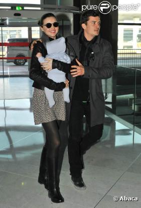 Miranda Kerr et Orlando Bloom à l'aéroport Roissy-Charles de Gaulle, à Paris, retournent à Los Angeles. 5 mars 2011
