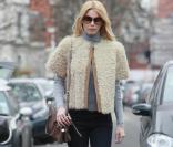Claudia Schiffer avec son allure seventies est bien aidée par son jean brut évasé  