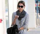 Jessica Alba se pavane avec son jean Flare... Elle ne manque pas de style  