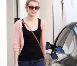 Emma Roberts adopte le Flare troué. Une bonne alternative pour une allure plus jeune et branchée 