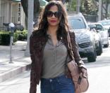 Zoe Saldana ultra-lookée avec son sac Dior et son jean Flare de la marque J Brand  
