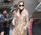 Katie Holmes en trench et jean Flare ? Elle a tout compris ! 