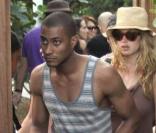 Doutzen Kroes et son époux Sunnery James dans les rues de Miami le 24 mars 2011 avec leur petit Phyllon