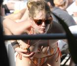 Doutzen Kroes et son époux Sunnery James dans les rues de Miami le 24 mars 2011 avec leur petit Phyllon