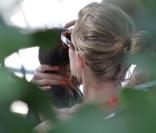 Doutzen Kroes et son époux Sunnery James dans les rues de Miami le 24 mars 2011 avec leur petit Phyllon