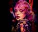Diva fascinante et objet de fantasmes, Arielle Dombasle apparaît captivante, sublimée par Ali Mahdavi, dans le clip de Porque te vas , premier extrait de son album Diva Latina .