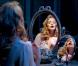 Diva fascinante et objet de fantasmes, Arielle Dombasle apparaît captivante, sublimée par Ali Mahdavi, dans le clip de Porque te vas , premier extrait de son album Diva Latina .