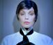 Diva fascinante et objet de fantasmes, Arielle Dombasle apparaît captivante, sublimée par Ali Mahdavi, dans le clip de Porque te vas , premier extrait de son album Diva Latina .