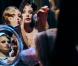 Diva fascinante et objet de fantasmes, Arielle Dombasle apparaît captivante, sublimée par Ali Mahdavi, dans le clip de Porque te vas , premier extrait de son album Diva Latina .