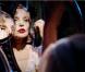 Diva fascinante et objet de fantasmes, Arielle Dombasle apparaît captivante, sublimée par Ali Mahdavi, dans le clip de Porque te vas , premier extrait de son album Diva Latina .