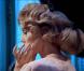 Diva fascinante et objet de fantasmes, Arielle Dombasle apparaît captivante, sublimée par Ali Mahdavi, dans le clip de Porque te vas , premier extrait de son album Diva Latina .