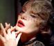 Diva fascinante et objet de fantasmes, Arielle Dombasle apparaît captivante, sublimée par Ali Mahdavi, dans le clip de Porque te vas , premier extrait de son album Diva Latina .