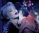 Diva fascinante et objet de fantasmes, Arielle Dombasle apparaît captivante, sublimée par Ali Mahdavi, dans le clip de Porque te vas , premier extrait de son album Diva Latina .