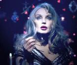 Diva fascinante et objet de fantasmes, Arielle Dombasle apparaît captivante, sublimée par Ali Mahdavi, dans le clip de  Porque te vas , premier extrait de son album  Diva Latina .