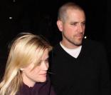 Reese Witherspoon et son fiancé Jim Toth se rendent à un match de basket des Lakers à Los Angeles en janvier 2011 