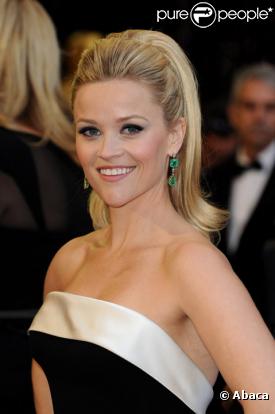 Reese Witherspoon pose lors de la cérémonie des Oscars à Los Angeles en février 2011 