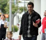 Cash Warren et sa fille Honor dans les rues de Los Angeles le 26 mars 2011