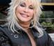 Dolly Parton inaugure la 26e saison de son parc d'attractions, "le meilleur du monde", Dollywood, dans le Tennessee, le 25 mars 2011.