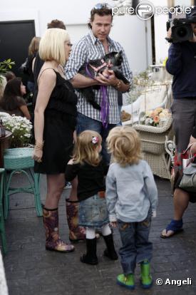 Tori Spelling, son mari Dean McDermott et leurs enfants Stella et Liam en visite dans une boutique d'antiquités avec leur chèvre (28 mars à L.A)