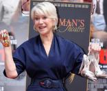  Helen Mirren le 28 mars devant le Chinese Theater. Elle a laissé dans le ciment les empreintes de ses talons mais aussi de son bracelet 