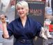  Helen Mirren le 28 mars devant le Chinese Theater. Elle a laissé dans le ciment les empreintes de ses talons mais aussi de son bracelet 