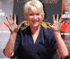 Helen Mirren le 28 mars devant le Chinese Theater. Elle n'a pas fait appel à une doublure pour introduire ses mains dans le ciment 