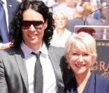 Helen Mirren le 28 mars devant le Chinese Theater, félicitée par Russell Brand avec qui elle va partager l'affiche dans  Arthur  