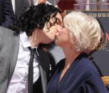  Helen Mirren le 28 mars devant le Chinese Theater. Elle se fait embrasser par Russell Brand avec qui elle a tourné dans Arthur (en salles le 22 juin 2011) 