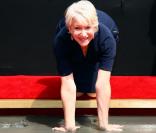Helen Mirren laisse ses empreintes devant le Chinese Theater le 28 mars 2011. Un instant mythique pour l'actrice de 65 ans 