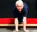 Helen Mirren laisse ses empreintes devant le Chinese Theater le 28 mars 2011. Un instant mythique pour l'actrice de 65 ans 