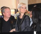 Laeticia Hallyday avec sa nouvelle coupe et blonde platine accompagnée de son père André Boudou