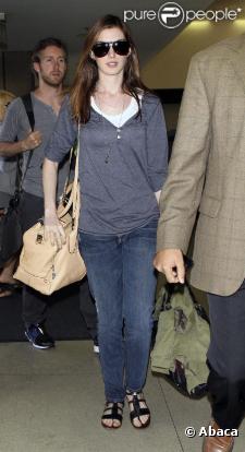 Anne Hathaway et Adam Shulman à l'aéroport de Los Angeles, le 30 mars 2011. Elle ne quitte plus son sac D-Styling de chez Tod's