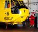 Le 1er avril 2011, le prince William recevait sa grand-mère la reine Elizabeth II et son époux le prince Philip sur la base de la RAF Valley, à Anglesey, pour leur faire découvrir son travail de pilote de sauvetage.