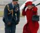 Le 1er avril 2011, le prince William recevait sa grand-mère la reine  Elizabeth II, avec le prince consort Philip, sur la base d'Anglesey, pour leur faire découvrir son travail de pilote de  sauvetage. Mamy Liz, coquette, était très fière ! 