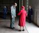 Le 1er avril 2011, le prince William recevait sa grand-mère la reine  Elizabeth II, avec le prince consort Philip, sur la base d'Anglesey, pour leur faire découvrir son travail de pilote de  sauvetage. Mamy Liz, coquette, était très fière ! 